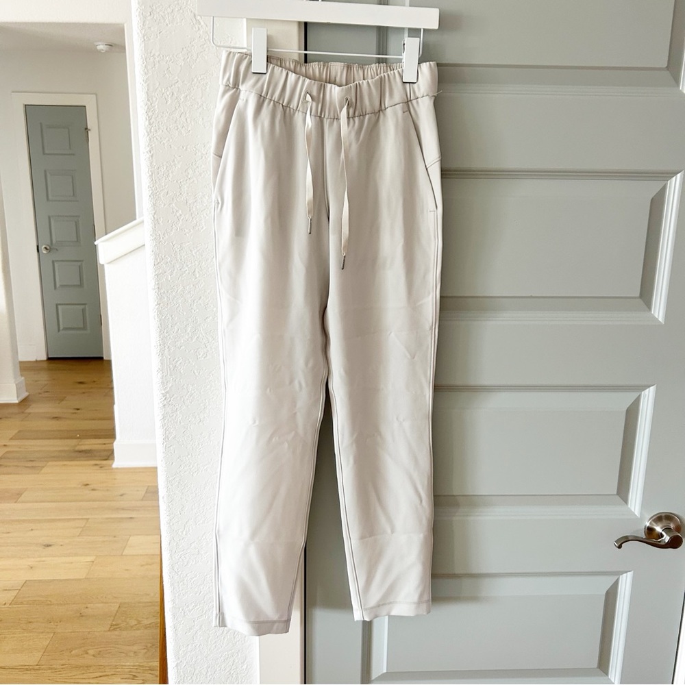 Lululemon On the Fly 7/8 Pants Woven Silverstone - Picture 2 of 4